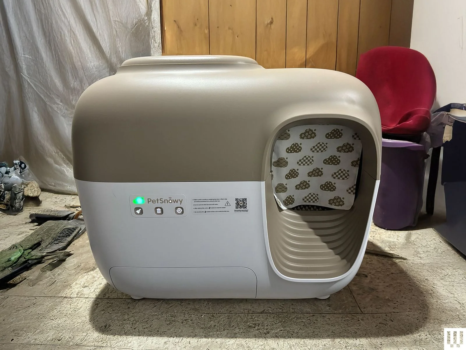 Pet Snowy Self Cleaning Litter Box in white and beige
