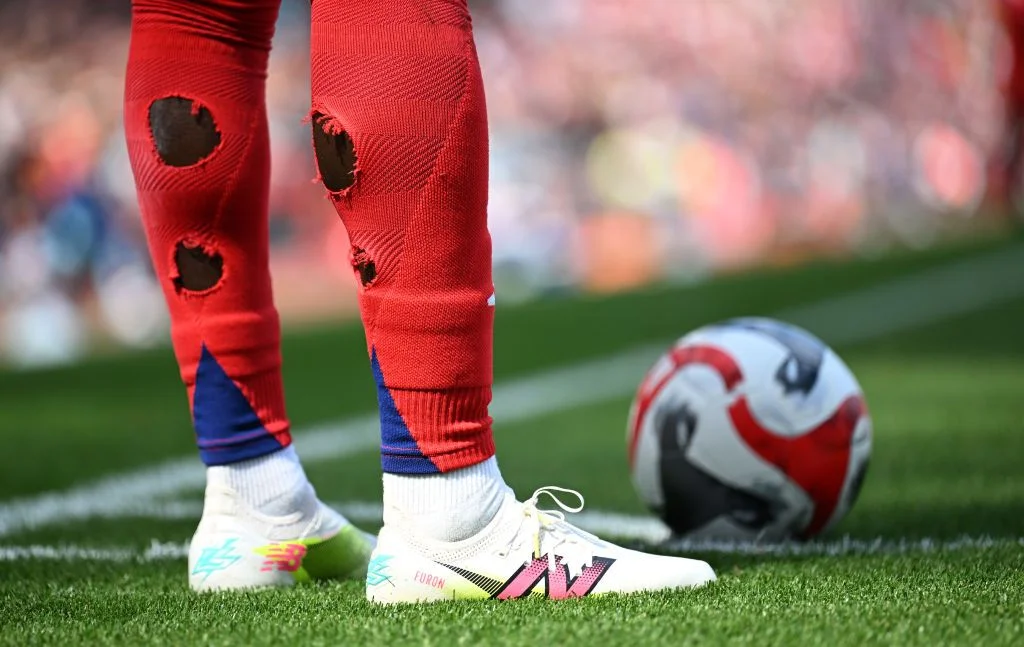 Un jugador del Arsenal con las calcetas cortadas en la parte de las pantorrillas.